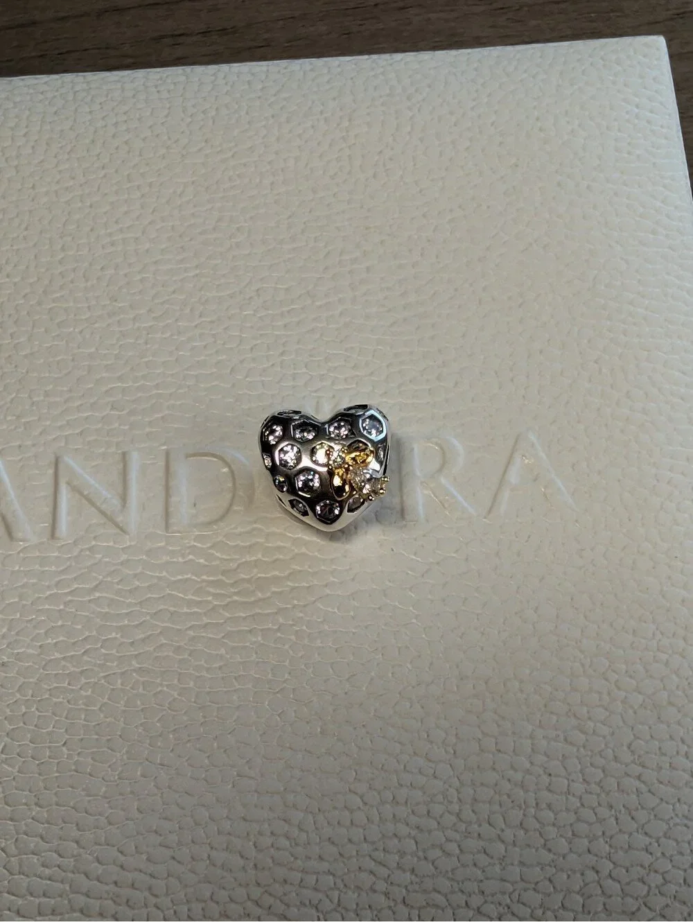 Pandora s925 ale/ale met bridgerton bee charm